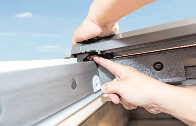 Pattintásos rendszerű az új generációs Roto-tetőablak szerelése Pattintásos rendszerű az új generációs Roto-tetőablak szerelése