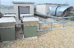 Egy épületen hatféle tetőszigetelés Egy épületen hatféle tetőszigetelés