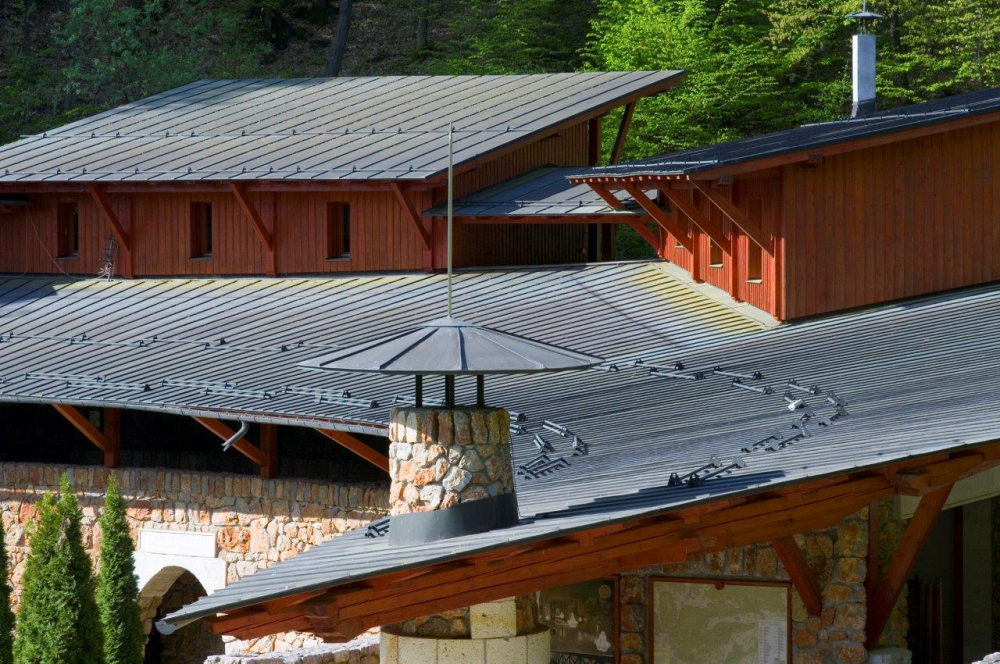 Tízéves az Aggteleki Nemzeti Park Vörös-tói Látogatóközpontja Tízéves az Aggteleki Nemzeti Park Vörös-tói Látogatóközpontja