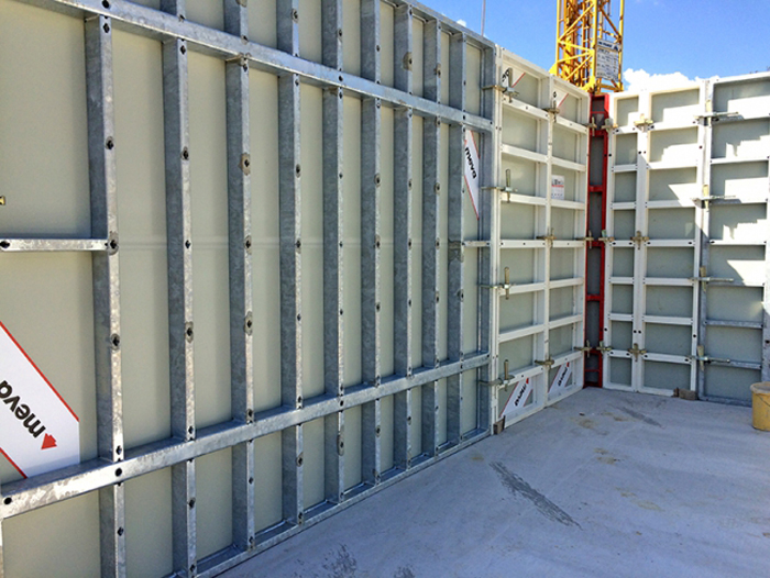 Horganyzott acélkeret + műanyag zsaluhéj = falzsalu több generációra Horganyzott acélkeret + műanyag zsaluhéj = falzsalu több generációra