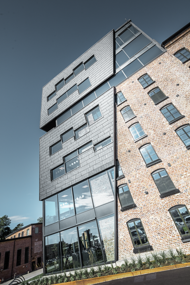 »Fekete, mint a larvikit« »Fekete, mint a larvikit«