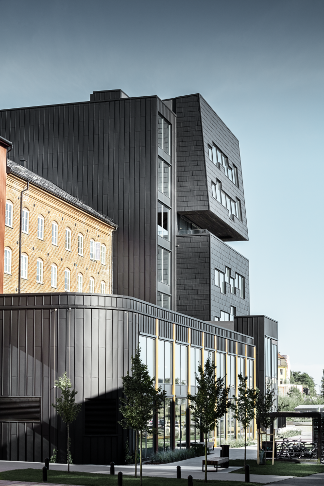 »Fekete, mint a larvikit« »Fekete, mint a larvikit«