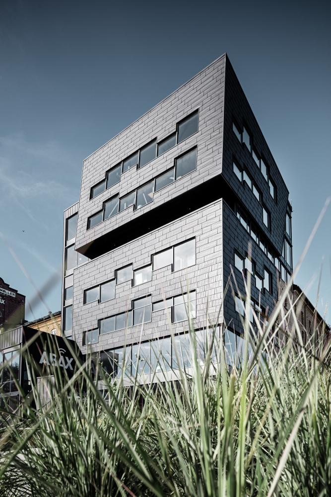 »Fekete, mint a larvikit« »Fekete, mint a larvikit«