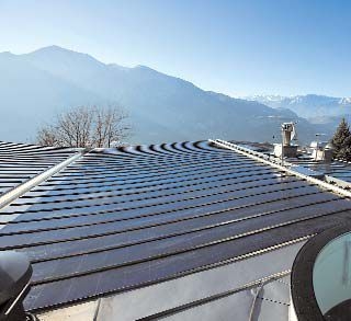 Fémlemez fedésekhez és homlokzatokhoz integrálható napelemek Fémlemez fedésekhez és homlokzatokhoz integrálható napelemek