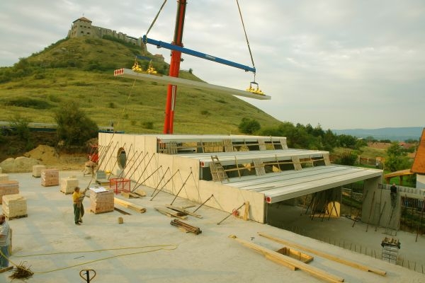 Ipari létesítmények méretre gyártott vasbeton elemekből Ipari létesítmények méretre gyártott vasbeton elemekből