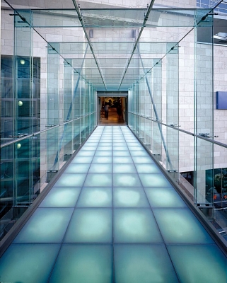 Pontmegfogásos rögzítéssel nem kell átlyukasztani az üvegtáblát Pontmegfogásos rögzítéssel nem kell átlyukasztani az üvegtáblát