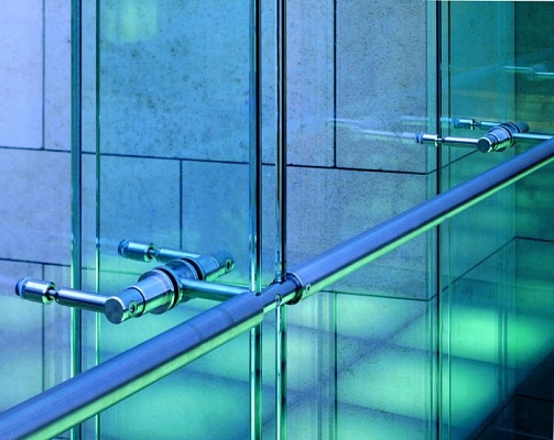 Pontmegfogásos rögzítéssel nem kell átlyukasztani az üvegtáblát Pontmegfogásos rögzítéssel nem kell átlyukasztani az üvegtáblát