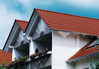 Nagyméretű kerámiacserepek bármilyen hajlásszögű tetőre Nagyméretű kerámiacserepek bármilyen hajlásszögű tetőre