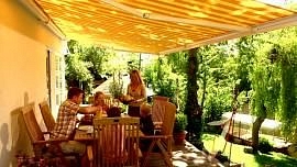 Az árnyékoló öntisztuló ponyváját az eső mossa tisztára Az árnyékoló öntisztuló ponyváját az eső mossa tisztára