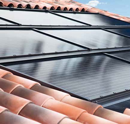 Tető, amelyik véd, vizet melegít és áramot termel Tető, amelyik véd, vizet melegít és áramot termel