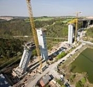 Erősen dőlő pillérek készültek önkúszó zsaluzattal Erősen dőlő pillérek készültek önkúszó zsaluzattal