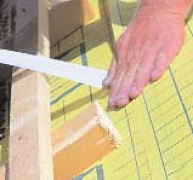 Megfontolandó a szarufák feletti és közötti hőszigetelés együttes alkalmazása Megfontolandó a szarufák feletti és közötti hőszigetelés együttes alkalmazása