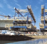 Háromcellás ferdebordás hídszerkezet épült szabadonbetonozó zsaluzókocsikkal Háromcellás ferdebordás hídszerkezet épült szabadonbetonozó zsaluzókocsikkal