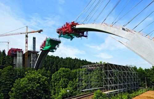 Szabadon betonozott hídívek Peri rendszerekkel