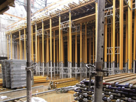 A Várkert Bazár föld alatti rendezvénytermének födémzsaluzása