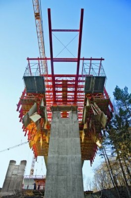 Szabadon betonozott hídívek Peri rendszerekkel