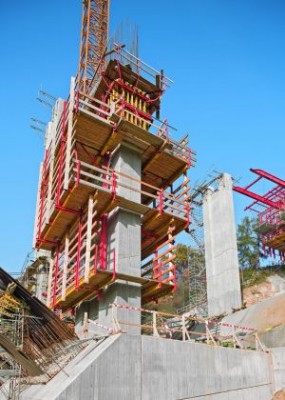 Szabadon betonozott hídívek Peri rendszerekkel