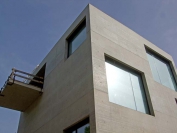 Látványbeton – családi ház homlokzataként