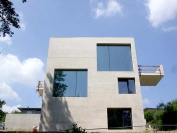 Látványbeton – családi ház homlokzataként