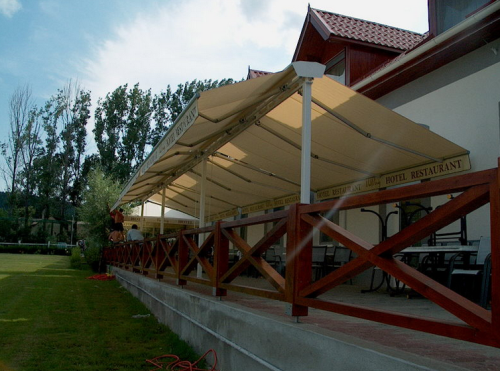 Kétoldalra nyitható karos napellenző