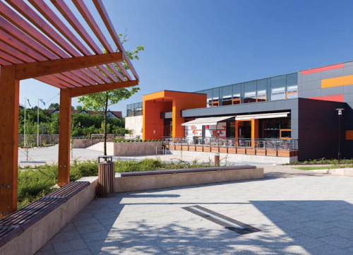 Testre szabott kompozitlemez homlokzatok