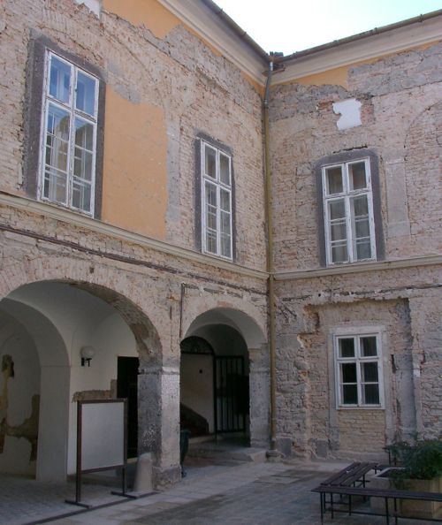 Kastélyudvar üvegtetővel, hővédelemmel