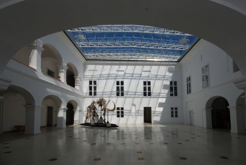 Kastélyudvar üvegtetővel, hővédelemmel