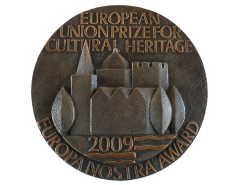 Kastélyudvar üvegtetővel, hővédelemmel