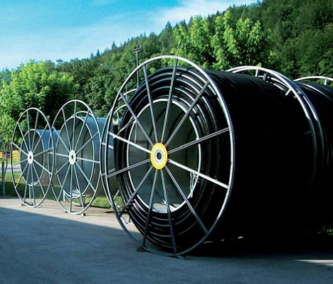 Energiaszállítás flexibilis csőrendszeren