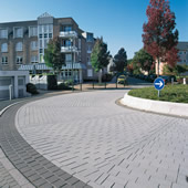 Teherbíró térkövek körforgalomba, parkolóba