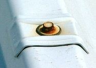 Burkolatrögzítés önmetsző betoncsavarokkal