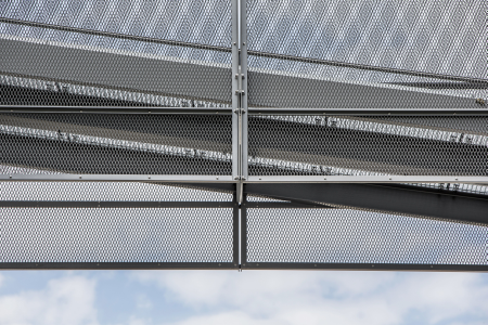 Esztétikus és biztonságos átjáróhíd expandált lemezből