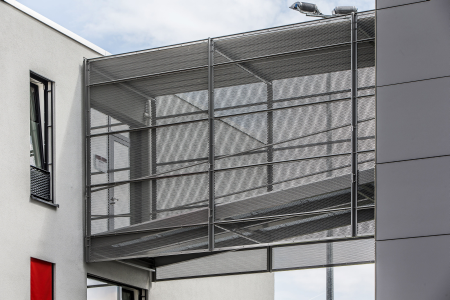 Esztétikus és biztonságos átjáróhíd expandált lemezből