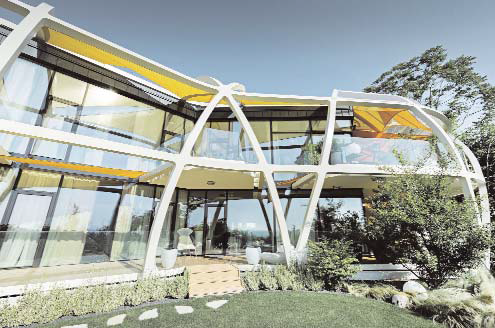 Városi Gábor festőművész kétlakásos háza, kontrasztos PREFA homlokzattal