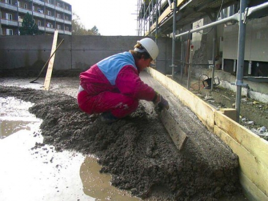 Burkolható, hőszigetelő aljzatbeton – újrahasznosított polisztirollal