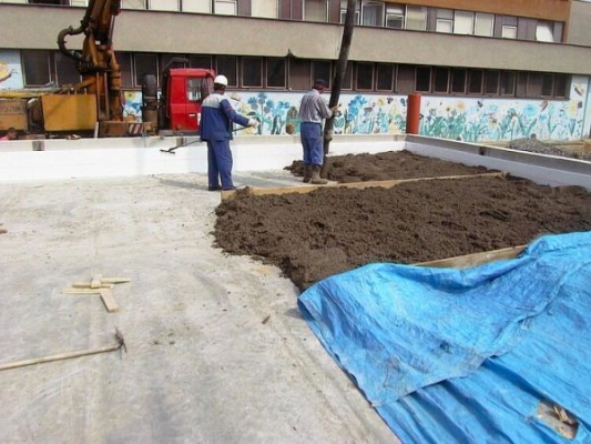 Burkolható, hőszigetelő aljzatbeton – újrahasznosított polisztirollal