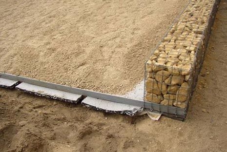 A vízelvezető szőnyeg védi a pincefalak szigetelését