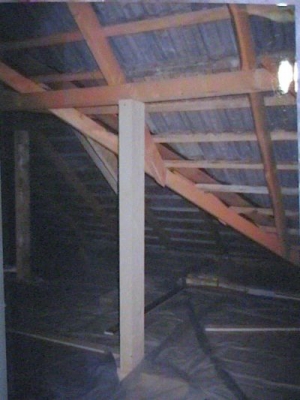 A folyamatos nedvesedés tönkretette a fedélszéket