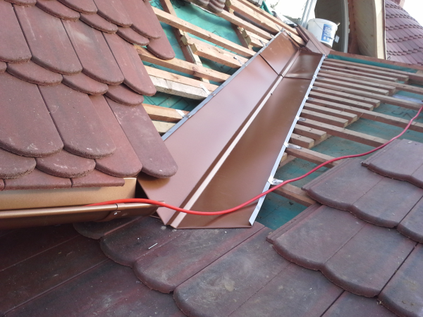 Sok szakmai megoldás egy tetőn, hatalmas méretekben