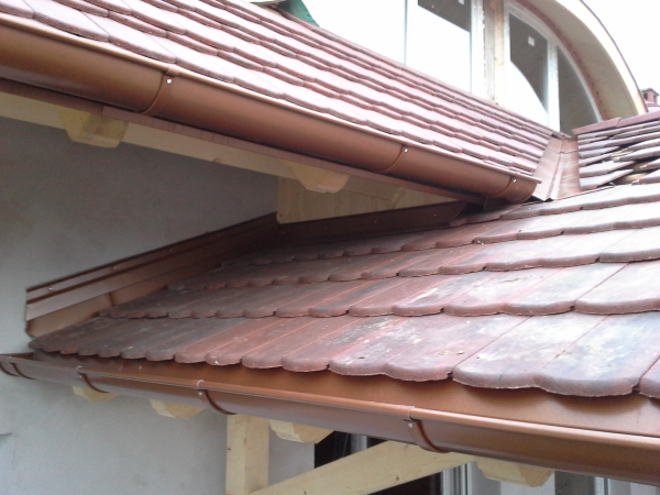 Sok szakmai megoldás egy tetőn, hatalmas méretekben