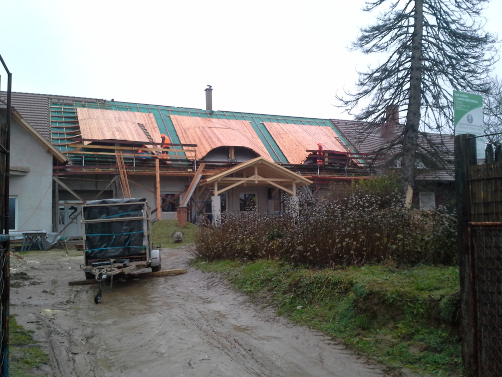 Sok szakmai megoldás egy tetőn, hatalmas méretekben