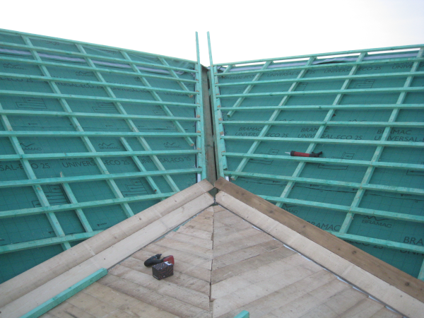 Sok szakmai megoldás egy tetőn, hatalmas méretekben