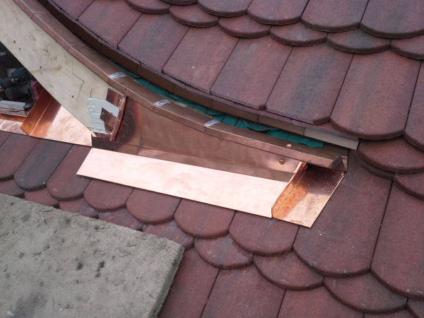 Sok szakmai megoldás egy tetőn, hatalmas méretekben