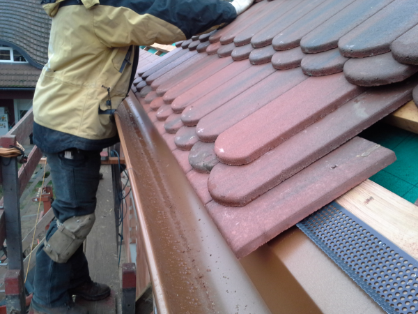 Sok szakmai megoldás egy tetőn, hatalmas méretekben