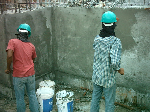 A speciális bevonat vízzáróvá teszi a repedezett betont is