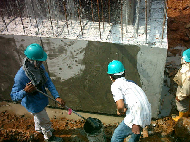 A speciális bevonat vízzáróvá teszi a repedezett betont is