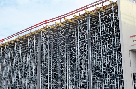 Horganyzott acélkeret + műanyag zsaluhéj = falzsalu több generációra