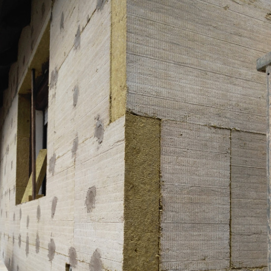 Családi ház utólagos hőszigetelése bevonatos kőzetgyapot táblával