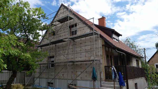 Családi ház utólagos hőszigetelése bevonatos kőzetgyapot táblával