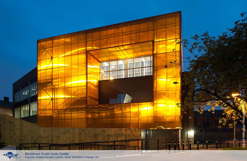 Üregkamrás polikarbonát panelrendszer épülethomlokzatokhoz Üregkamrás polikarbonát panelrendszer épülethomlokzatokhoz